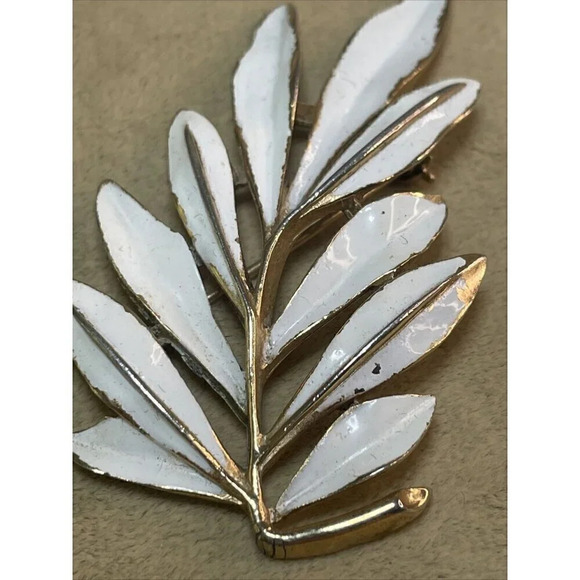 Vintage Signed Crown TRIFARI White Enamel Leaf Feather Pin Brooch 2.5" - Picture 2 of 5